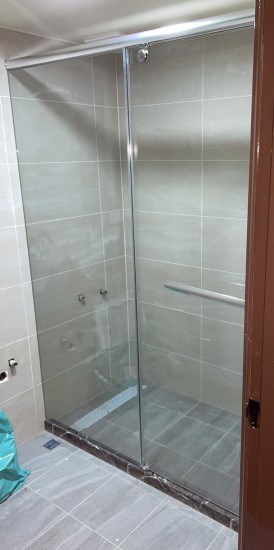 一字型無框橫拉門是目前銷售的主力產品 可免除迴轉半徑的問題且可避免使用者暈倒救援的安全上疑慮
